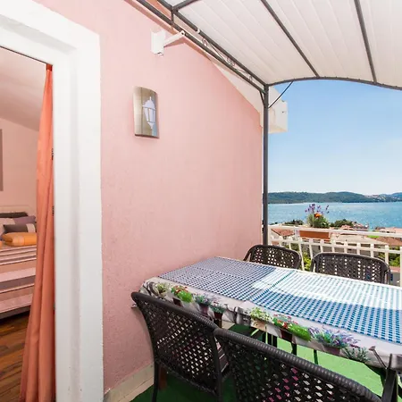Apartment 202 Stil